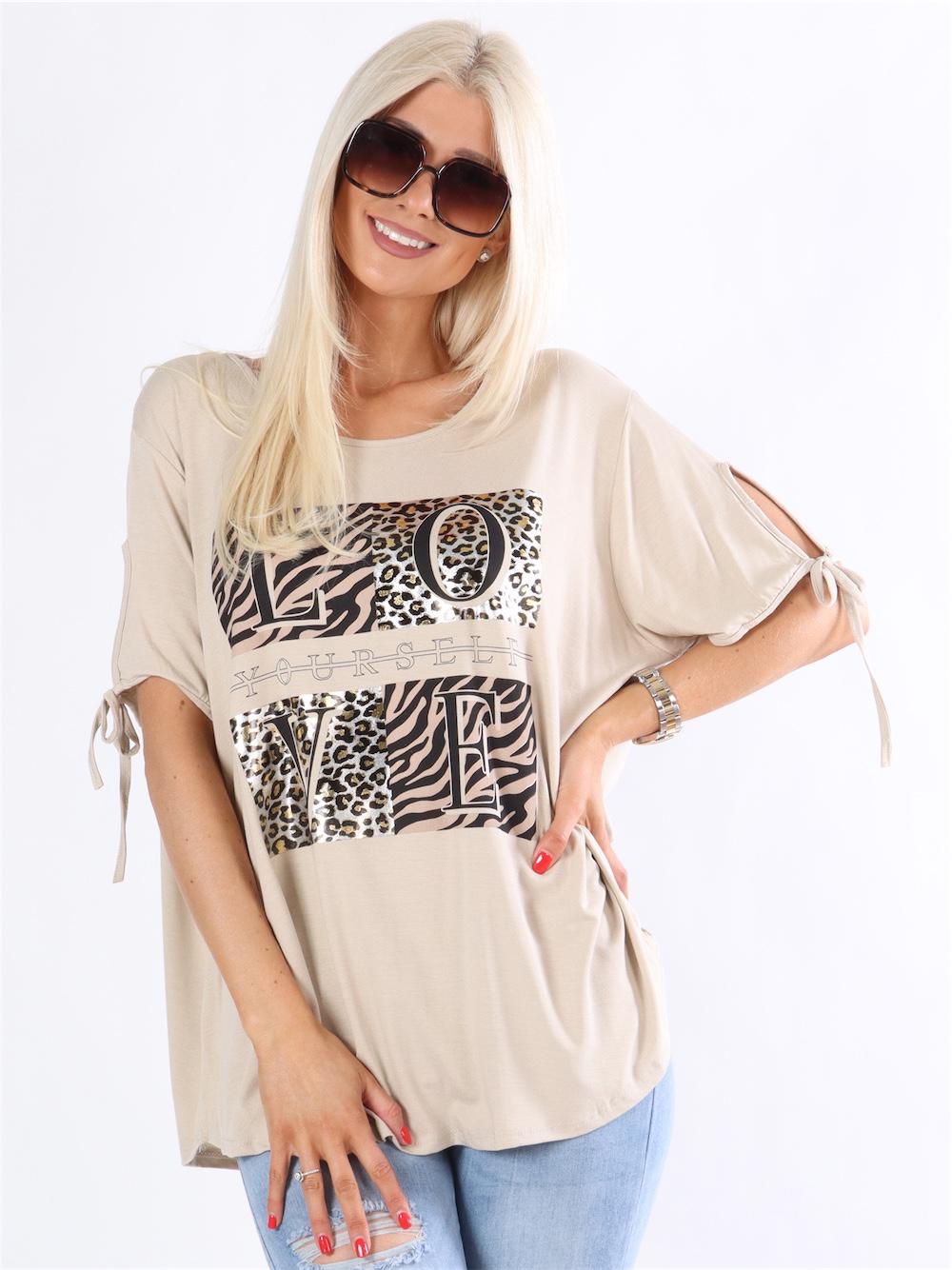 Omega - Armygrøn t-shirt med motiv og tekst foran